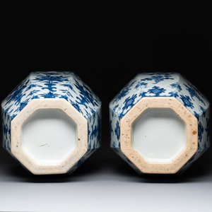 A pair of Chinese blue and white octagonal vases with floral design, 19th C. — photo 6