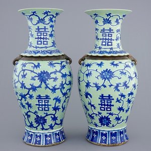 A pair of Chinese blue and white on celadon ground lotus scroll vases, 19th C. — 照片 1