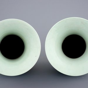 A pair of Chinese blue and white on celadon ground lotus scroll vases, 19th C. — 照片 5