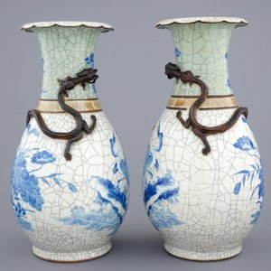A pair of Chinese blue and white on crackle and celadon ground vases, 19th C. — 照片 4