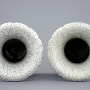 A pair of Chinese blue and white on crackle and celadon ground vases, 19th C. — 照片 5