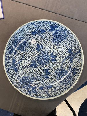 A pair of Chinese blue and white 'peony' dishes, Chenghua mark, 19th C. — 照片 1