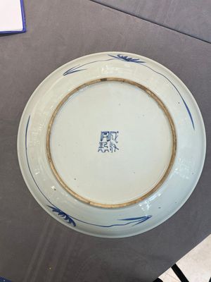 A pair of Chinese blue and white 'peony' dishes, Chenghua mark, 19th C. — 照片 2