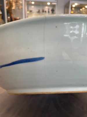 A pair of Chinese blue and white 'peony' dishes, Chenghua mark, 19th C. — 照片 3