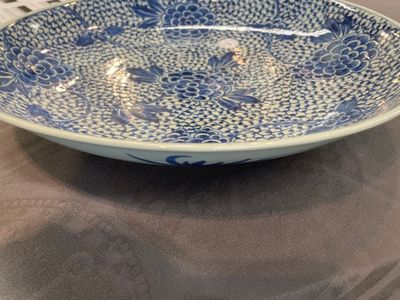 A pair of Chinese blue and white 'peony' dishes, Chenghua mark, 19th C. — 照片 4