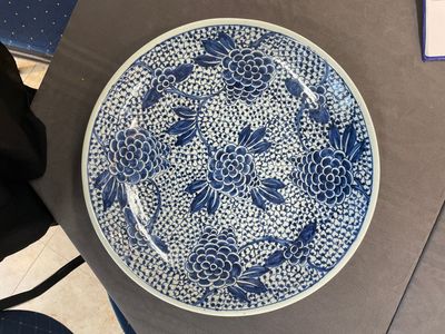 A pair of Chinese blue and white 'peony' dishes, Chenghua mark, 19th C. — 照片 5