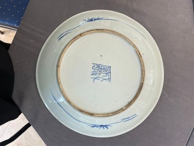 A pair of Chinese blue and white 'peony' dishes, Chenghua mark, 19th C. — 照片 6