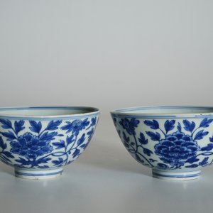 A pair of Chinese blue and white peony scroll bowls, Chenghua mark, Ming — photo 11