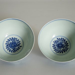 A pair of Chinese blue and white peony scroll bowls, Chenghua mark, Ming — photo 12