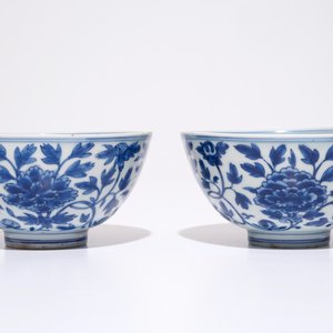 A pair of Chinese blue and white peony scroll bowls, Chenghua mark, Ming — photo 3