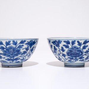 A pair of Chinese blue and white peony scroll bowls, Chenghua mark, Ming — photo 4
