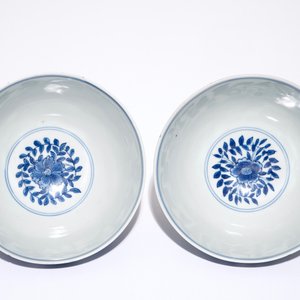 A pair of Chinese blue and white peony scroll bowls, Chenghua mark, Ming — photo 6