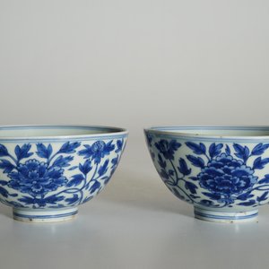 A pair of Chinese blue and white peony scroll bowls, Chenghua mark, Ming — photo 8