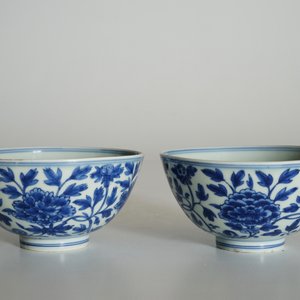 A pair of Chinese blue and white peony scroll bowls, Chenghua mark, Ming — photo 10