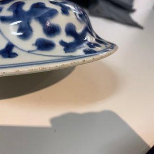 A pair of Chinese blue and white 'peony scroll' vases and covers, Kangxi — photo 12