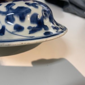 A pair of Chinese blue and white 'peony scroll' vases and covers, Kangxi — photo 15