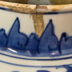 A pair of Chinese blue and white 'peony scroll' vases and covers, Kangxi — photo 21