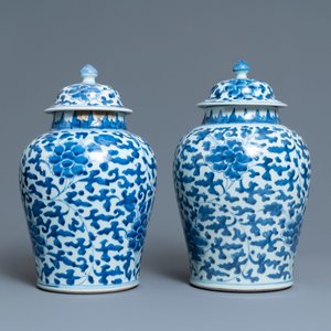 A pair of Chinese blue and white 'peony scroll' vases and covers, Kangxi — photo 3