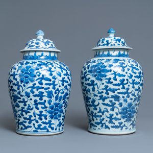 A pair of Chinese blue and white 'peony scroll' vases and covers, Kangxi — photo 4