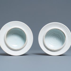 A pair of Chinese blue and white 'peony scroll' vases and covers, Kangxi — photo 8
