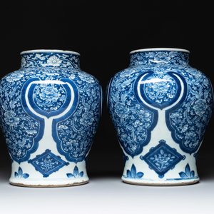 A pair of Chinese blue and white 'peony scroll' vases, Kangxi — photo 2