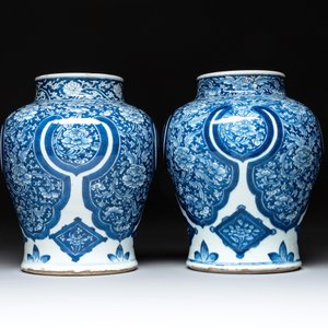 A pair of Chinese blue and white 'peony scroll' vases, Kangxi — photo 3