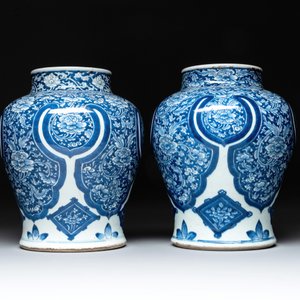A pair of Chinese blue and white 'peony scroll' vases, Kangxi — photo 4