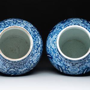 A pair of Chinese blue and white 'peony scroll' vases, Kangxi — photo 5