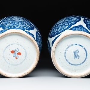 A pair of Chinese blue and white 'peony scroll' vases, Kangxi — photo 6