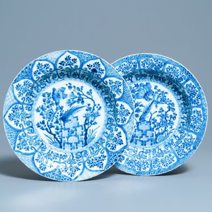 A pair of Chinese blue and white 'pheasant' chargers, Kangxi — 照片 1