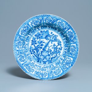 A pair of Chinese blue and white 'pheasant' chargers, Kangxi — 照片 2