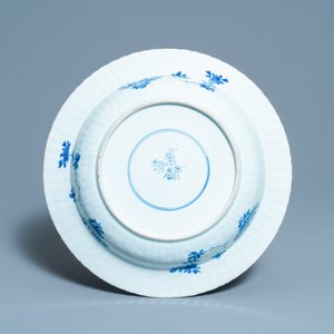 A pair of Chinese blue and white 'pheasant' chargers, Kangxi — 照片 3