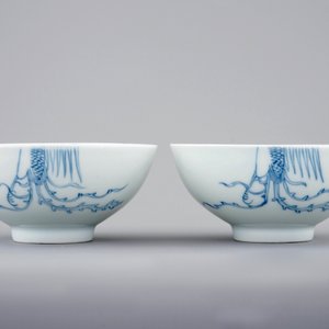 A pair of Chinese blue and white "phoenix over the wall" bowls, Yongzheng mark and poss. of the period — photo 2