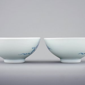 A pair of Chinese blue and white "phoenix over the wall" bowls, Yongzheng mark and poss. of the period — photo 3