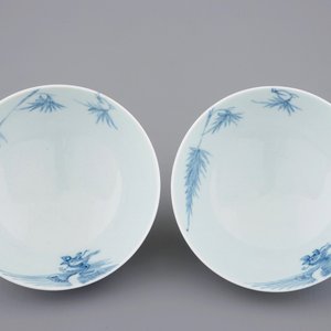 A pair of Chinese blue and white "phoenix over the wall" bowls, Yongzheng mark and poss. of the period — photo 6