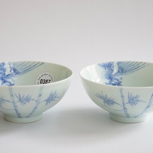 A pair of Chinese blue and white "phoenix over the wall" bowls, Yongzheng mark and poss. of the period — photo 8