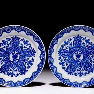 A pair of Chinese blue and white plates after Dutch Delft examples, Kangxi — 照片 1