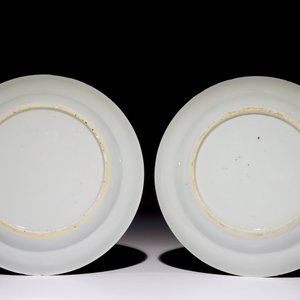 A pair of Chinese blue and white plates after Dutch Delft examples, Kangxi — 照片 2