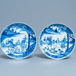 A pair of Chinese blue and white plates with a narrative scene, Kangxi/Yongzheng — 照片 1