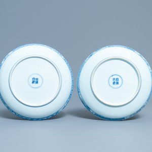 A pair of Chinese blue and white plates with a narrative scene, Kangxi/Yongzheng — 照片 2