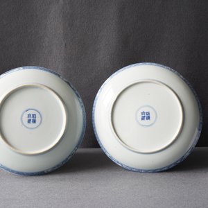 A pair of Chinese blue and white plates with a narrative scene, Kangxi/Yongzheng — 照片 4