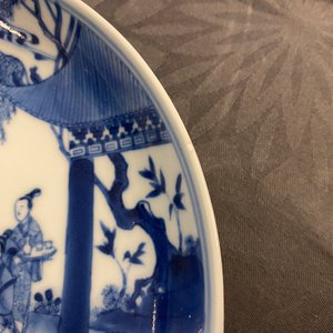 A pair of Chinese blue and white plates with a narrative scene, Kangxi/Yongzheng — 照片 5