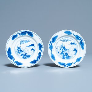 A pair of Chinese blue and white plates with boys riding horses, Kangxi — 照片 1