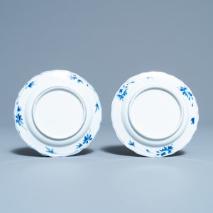 A pair of Chinese blue and white plates with boys riding horses, Kangxi — 照片 2