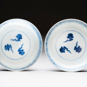 A pair of Chinese blue and white plates with clouds design, Xuande mark, 20th C. — foto 1
