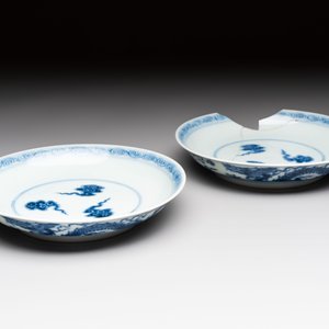 A pair of Chinese blue and white plates with clouds design, Xuande mark, 20th C. — foto 2