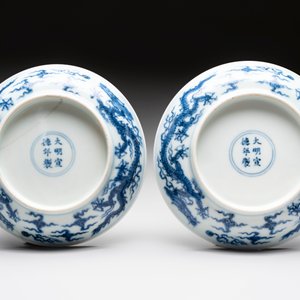A pair of Chinese blue and white plates with clouds design, Xuande mark, 20th C. — foto 3
