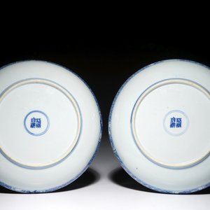 A pair of Chinese blue and white plates with figures in a garden, Kangxi — 照片 2