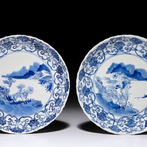 A pair of Chinese blue and white plates with fine landscapes, Kangxi — 照片 1