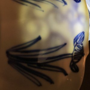 A pair of Chinese blue and white plates with fine landscapes, Kangxi — 照片 4